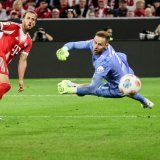 Harry Kane inscrit l'un de ses trois buts de la soirée KEYSTONE/EPA/RONALD WITTEK